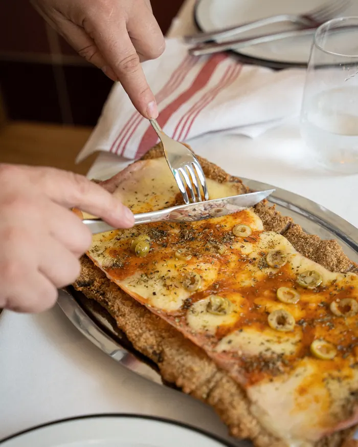 Milanesa napolitana completa con papas fritas